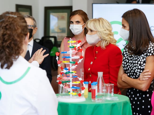 La reina Letizia (d) visita este lunes junto a la primera dama de Estados Unidos, Jill Biden (2d), la Asociación Española Contra el Cáncer (AECC) de Madrid.