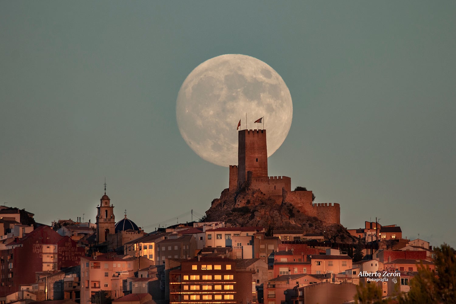 La luna tras el castillo de Banyeres de Mariola