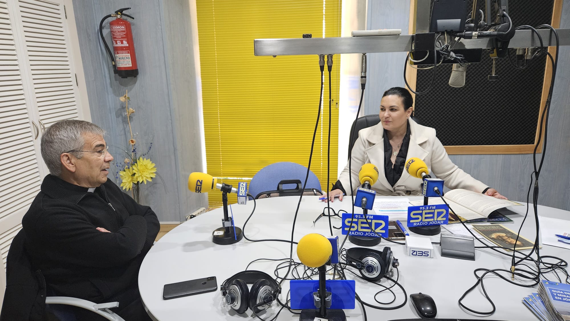 Momento de la entrevista al sacerdote Gabriel Robledillo Amezcua