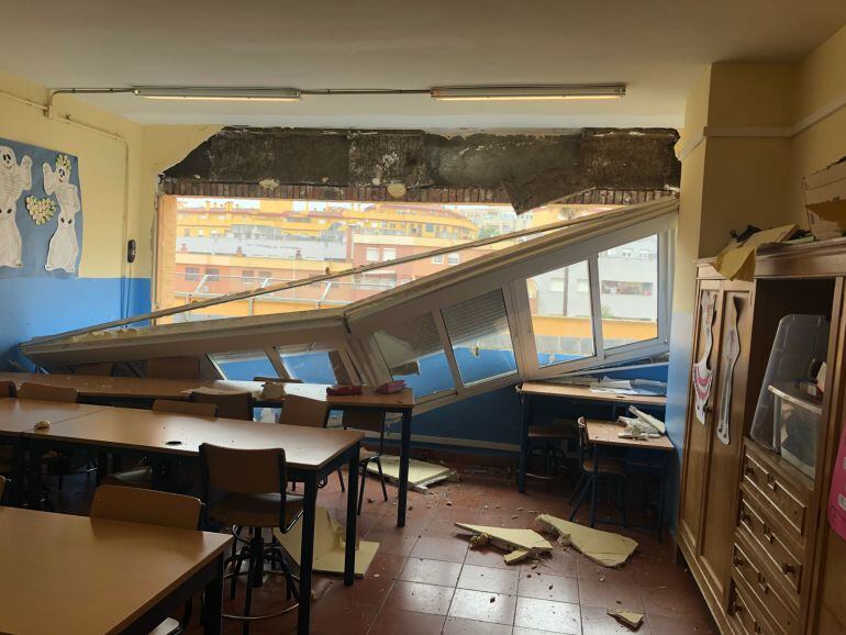 Estado en que ha quedado la ventana desprendida en el coleio Puerta del Mar de Algeciras