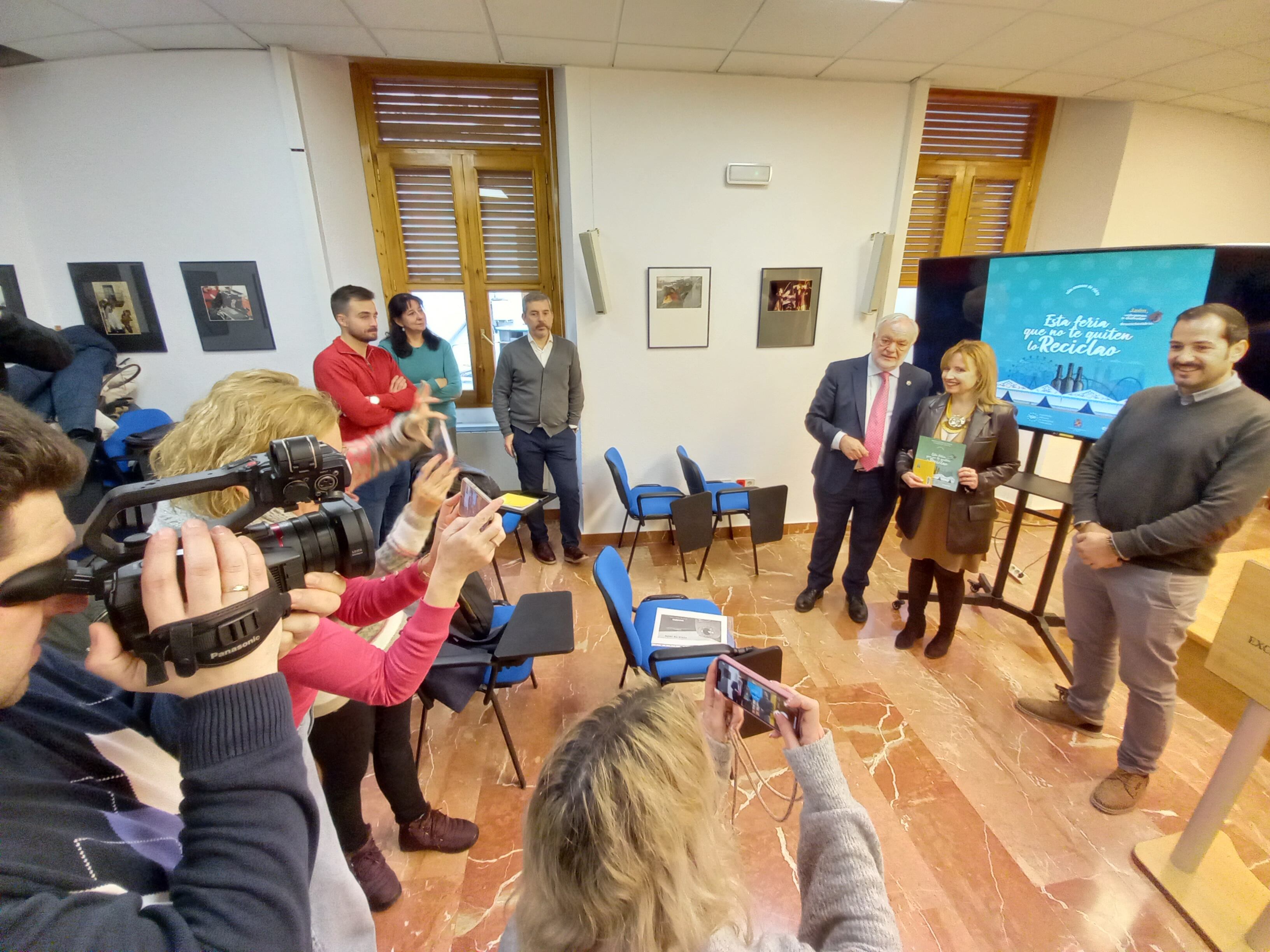 El presidente del Colegio de Enfermería, Pepe Lendínez, recoge el premio otorgado por Ecovidrio de las manos de la concejala, Mari Carmen Angulo e Iván González, responsable de Ecovidrio Andalucía.