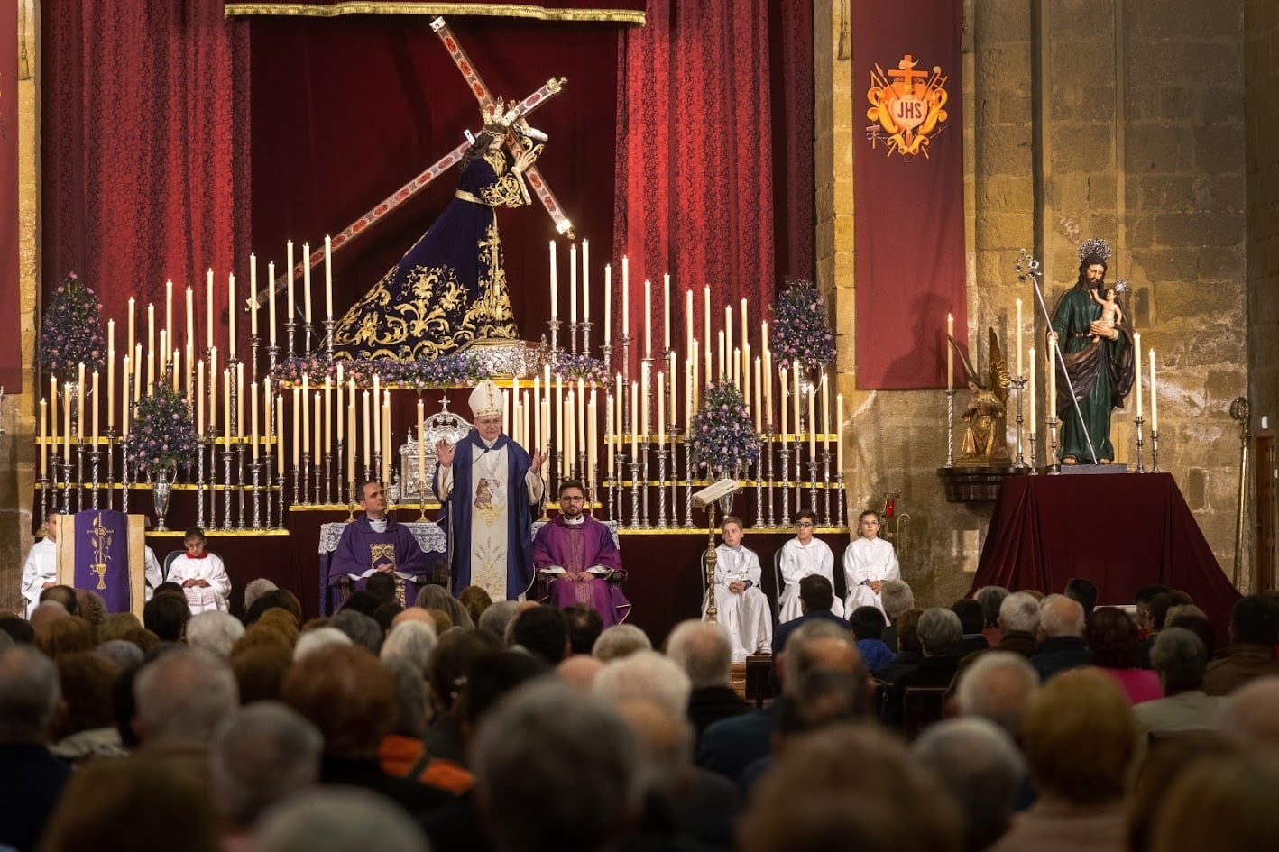 El Obispo de Jaén, Sebastián Chico Martínez, oficiando una misa ante el Nazareno de Castillo de Locubín