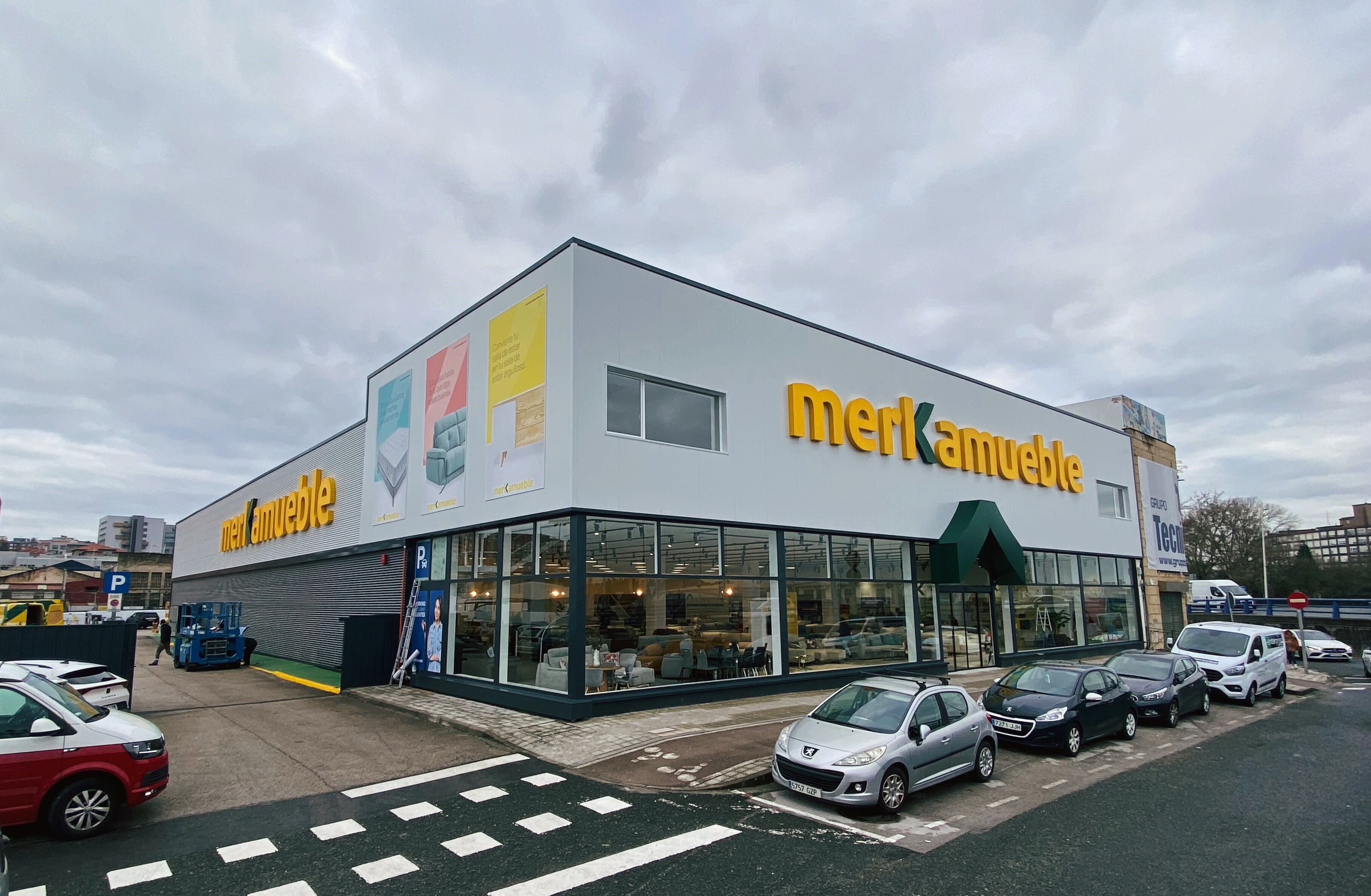 Nuevas instalaciones de Merkamueble en Santander, Avenida de Parayas nº 4.