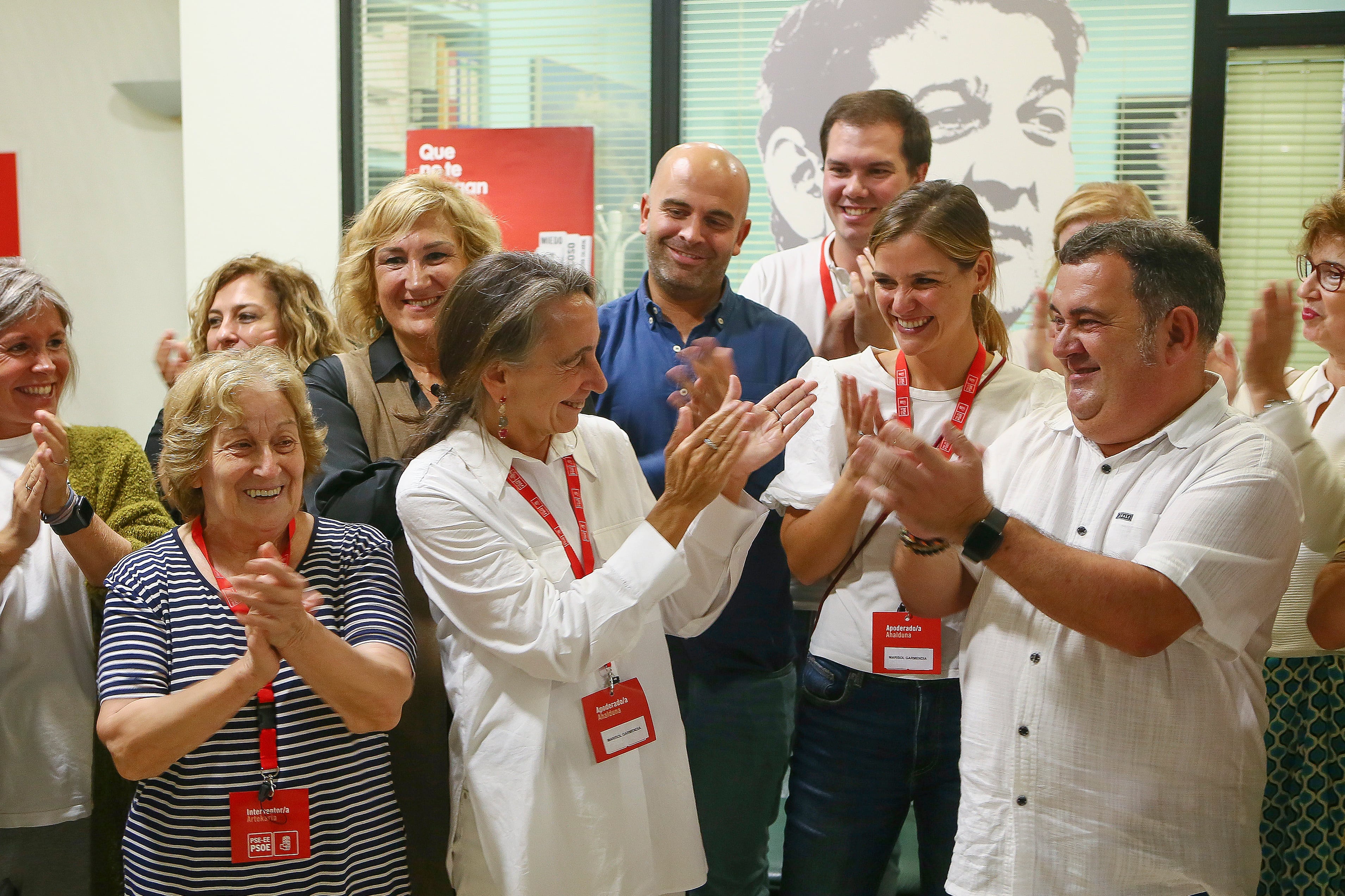 SAN SEBASTIÁN, 09/10/2022.- La portavoz socialista Marisol Garmendia (5i) aplaude tras ser elegida este domingo, imponiéndose al exalcalde Odón Elorza, como candidata socialista a la alcaldía de San Sebastián para las elecciones municipales de 2023. EFE/Gorka Estrada.
