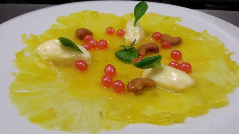 Carpaccio de piña con flan invertido de lima