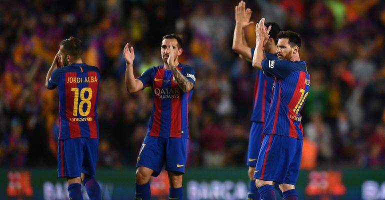 Los jugadores del Barcelona, durante el último encuentro ante el Eibar