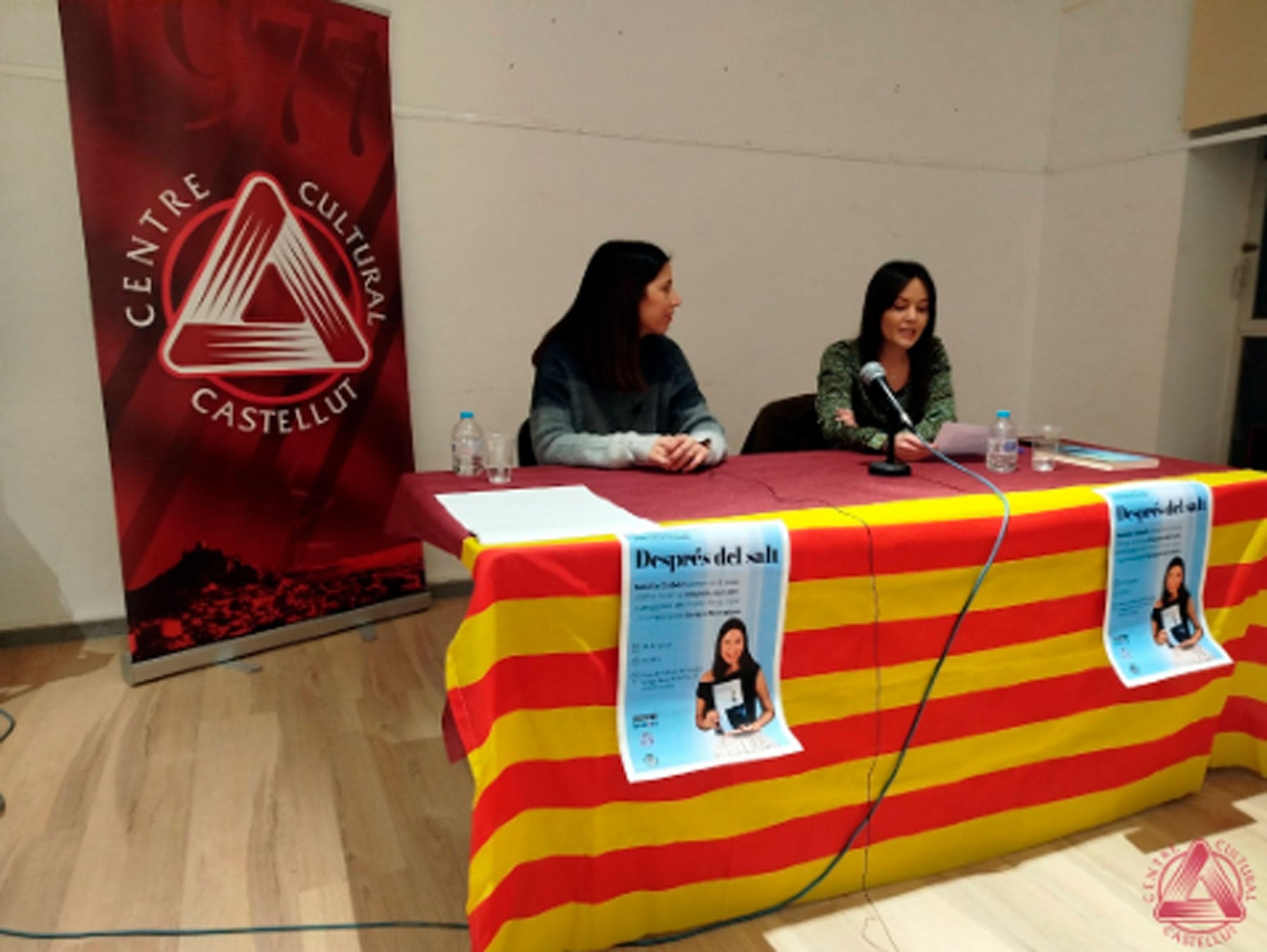 Natàlia Gisbert, junt a Soraya Bernabeu, durant la presentació a Castalla del llibre &#039;Després del salt&#039;