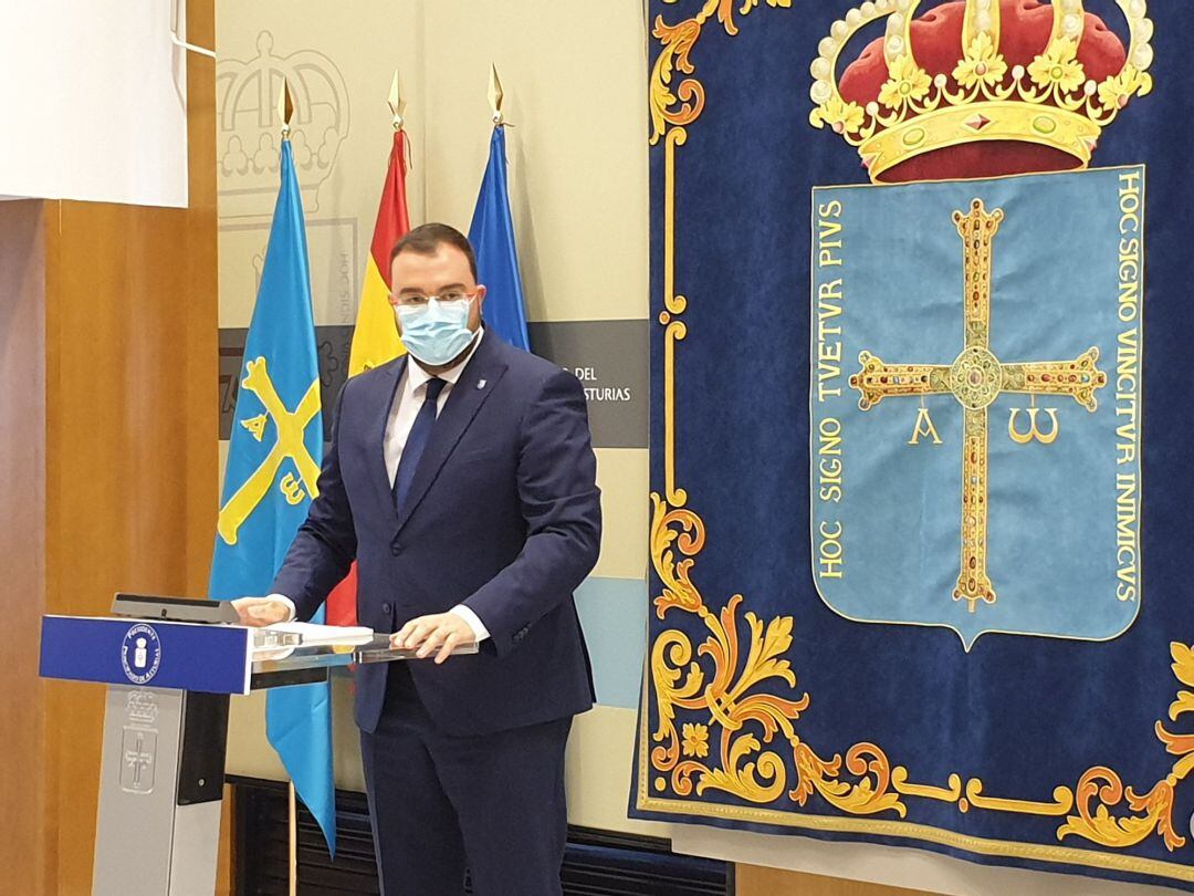 El presidente del Principado de Asturias, Adrián Barbón, durante una intervención.