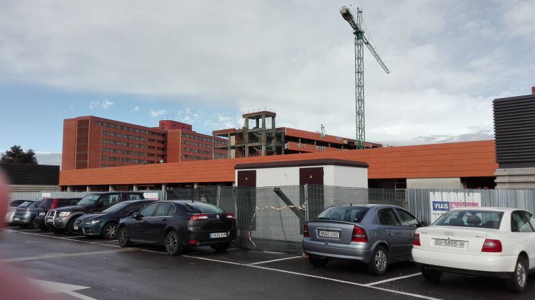 Edificio actual al fondo y grúas de la ampliación en primer plano
