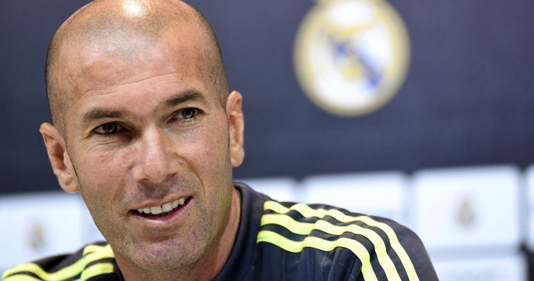 El entrenador del Real Madrid, el francés Zinedine Zidane, en rueda de prensa posterior al entrenamiento realizado en la ciudad deportiva de Valdebebas