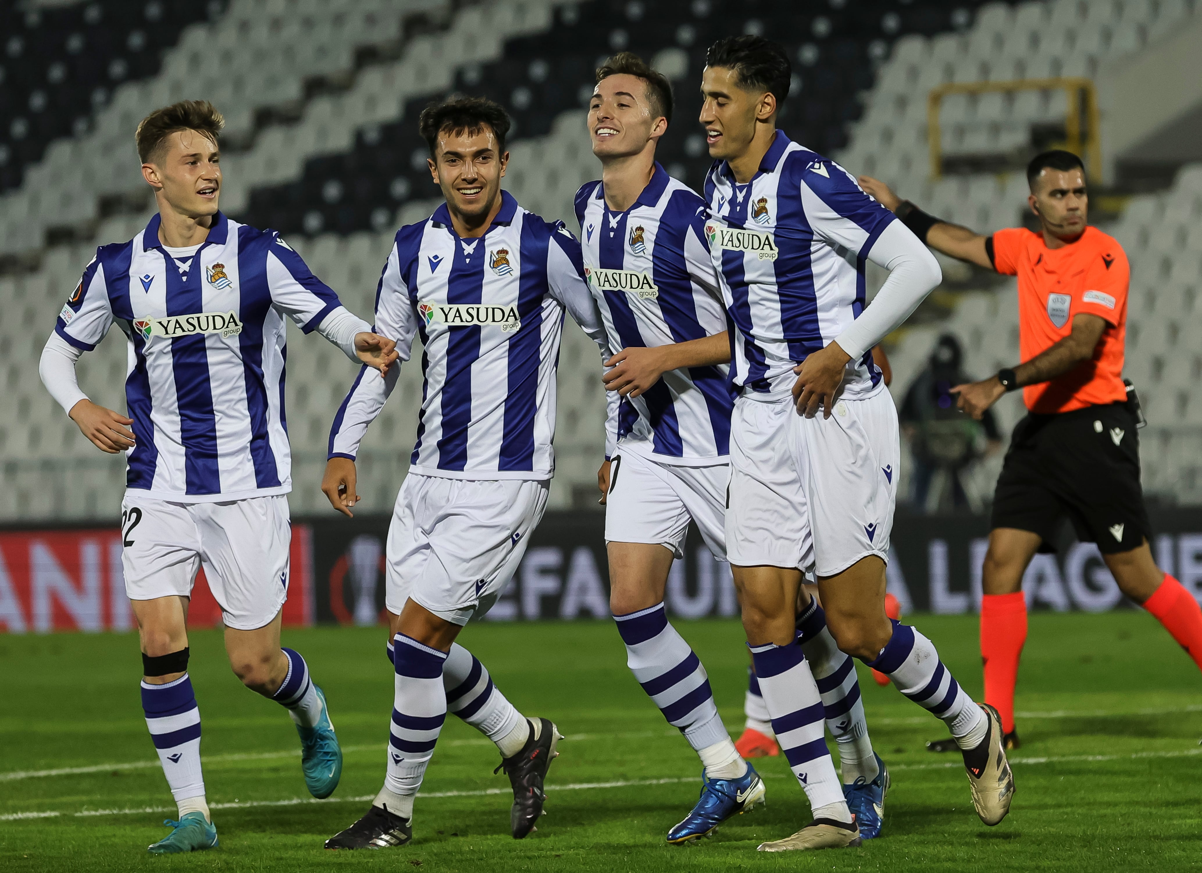 Pacheco celebra con sus compañeros el primer gol en el Maccabi - Real Sociedad