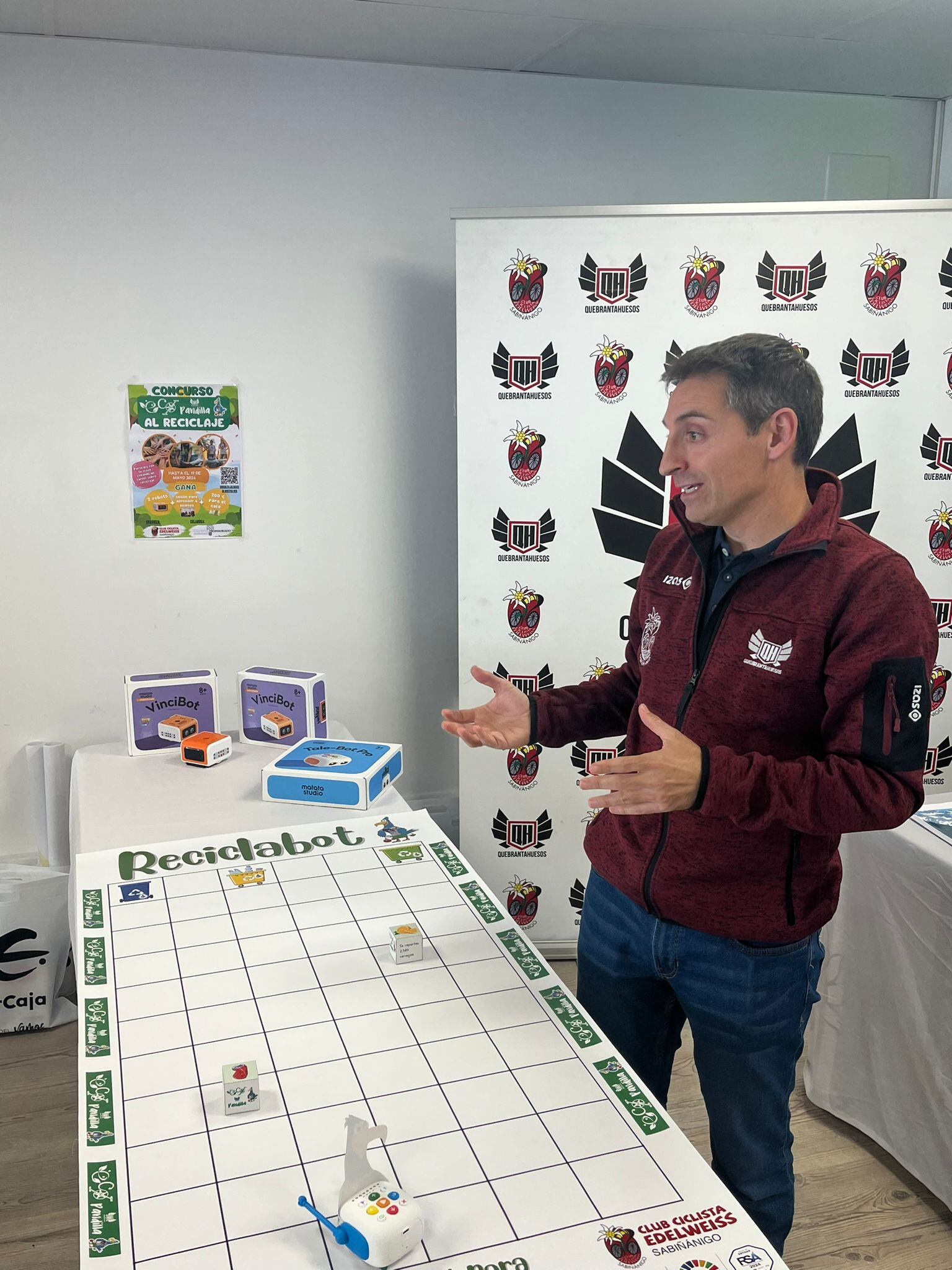 Sergio Allué con el robot y el tablero que deberán programar los escolares