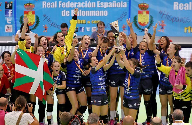 Las jugadoras del Bera Bera celebran su victoria en la supercopa