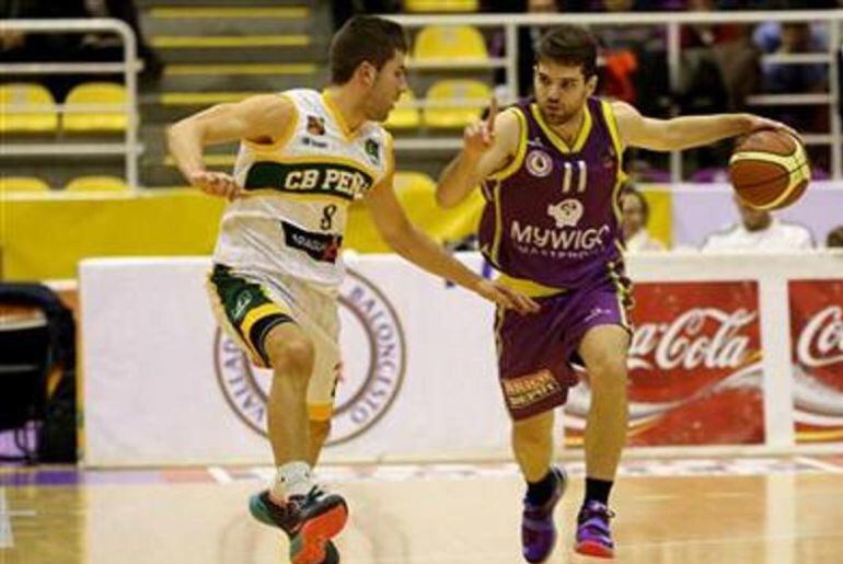 Mikel Uriz en una acción de partido ante el Peñas Hueca, la pasada campaña