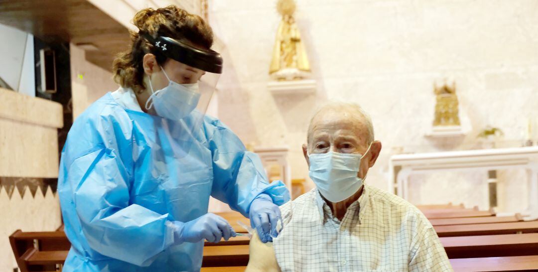 Áureo López, de 88 años de edad y residente del centro Santa Eugenia de Cevico de la Torre (Palencia), primer vacunado en Castilla y León frente a la Covid-19