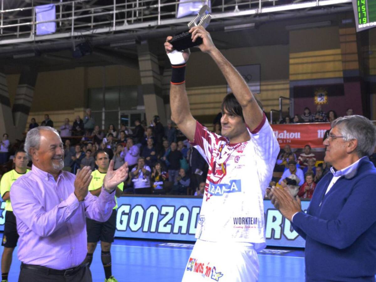 "Hubiese renovado en el Ademar porque una cosa es su directiva y otra León"