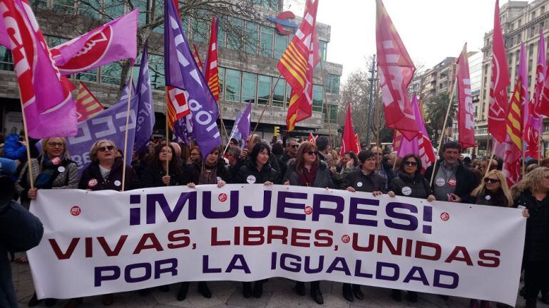 Concentración de los sindicatos CCOO y UGT en la Plaza Aragón