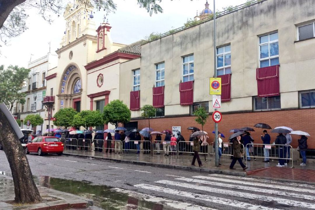 Muchas personas hicieron cola en la Basílica del Cachorro para ver los pasos de la cofradía trianera tras anunciarse que no saldrían a la calle