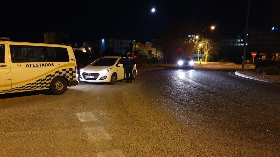 Imagen del control policial en la avenida de Portmany.