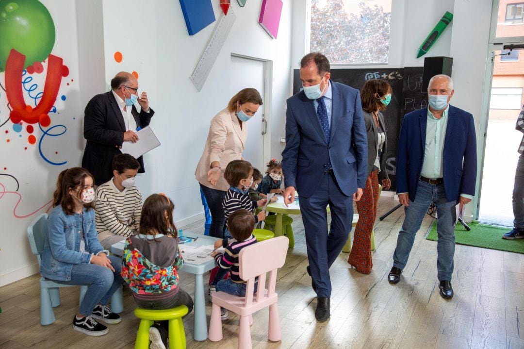 -El candidato de la coalición PP+Cs a lehendakari, Carlos Iturgaiz (2d), participa en un acto de campaña electoral junto a la vicesecretaria de Política Social del PP, Cuca Gamarra (2i), el cabeza de lista por Álava, Carmelo Barrio (i) y el candidato de Ciudadanos por este territorio José Manuel Gil (d).