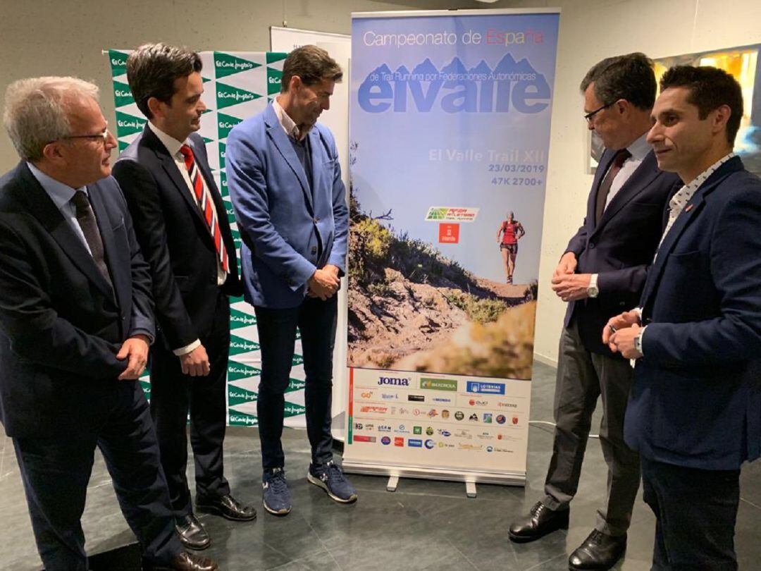 De izquierda a derecha: Felipe Coello, concejal de Salud y Deporte; Rafael Álvarez-Ossorio, subdirector regional de El Corte Inglés; Raúl Chapado, presidente de la Real Federación Española de Atletismo; José Ballesta, alcalde de Murcia; y Juan Manuel Molina, presidente de la Federación de Atletismo de la Región de Murcia