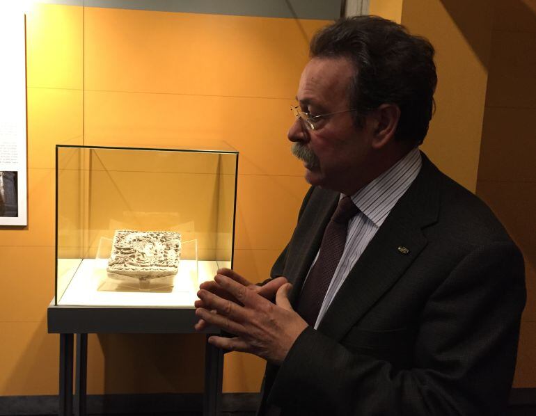 El director del Museo Provincial, Jorge Juan Fernández, presentando la pieza