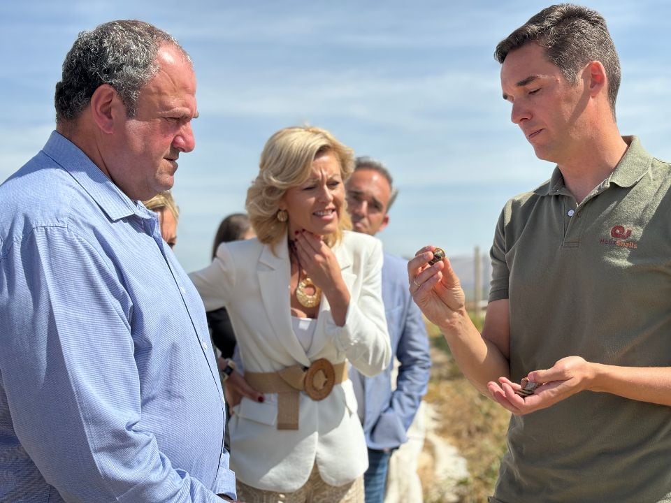 El consejero de Agricultura, Ganadería y Desarrollo Rural, Julián Martínez Lizán, en su visita a la empresa Helix Snails de El Pedernoso