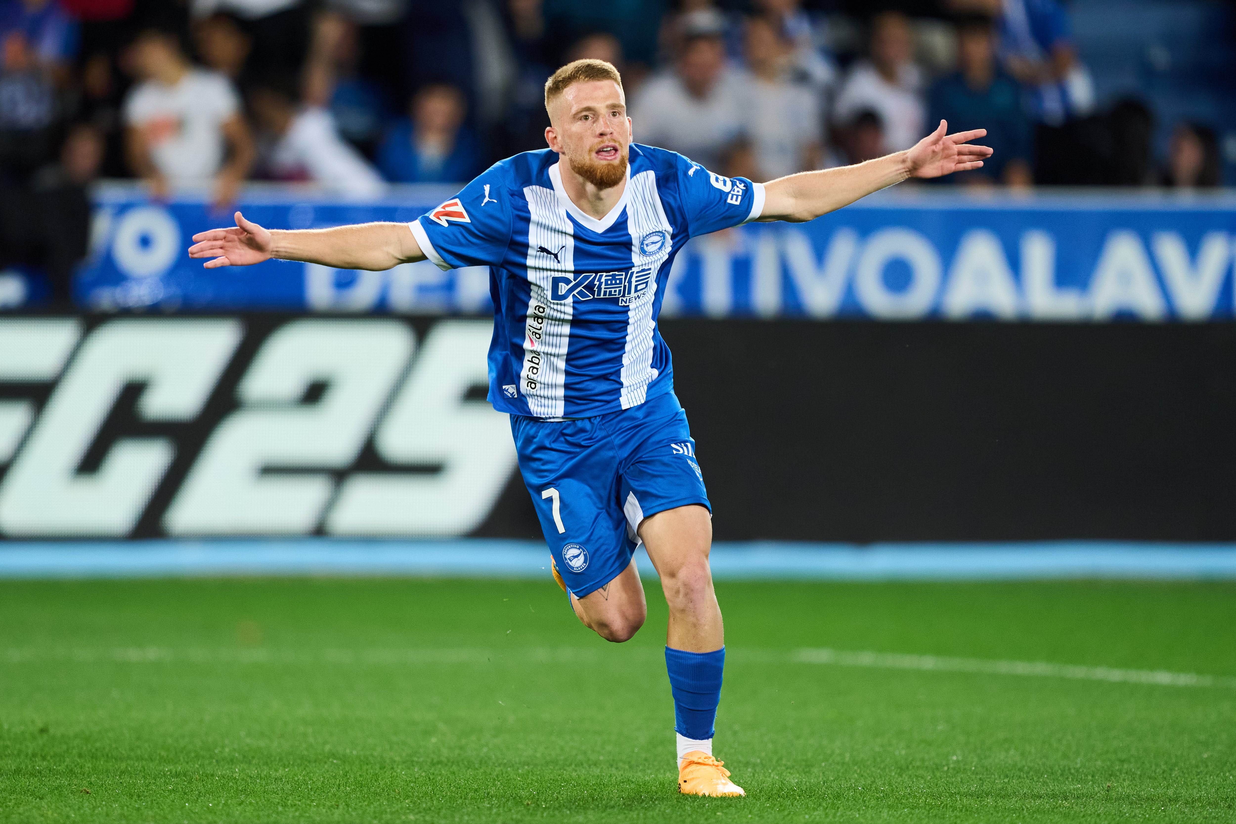 Carlos Vicente celebra un gol con el Deportivo Alavés