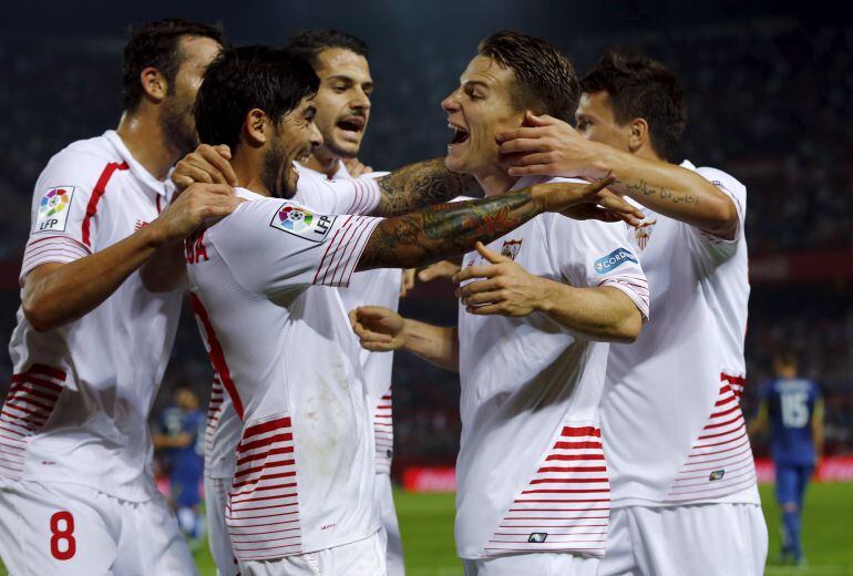 Kevin Gameiro es felicitado por sus compañeros tras anotar un gol ante el Getafe.