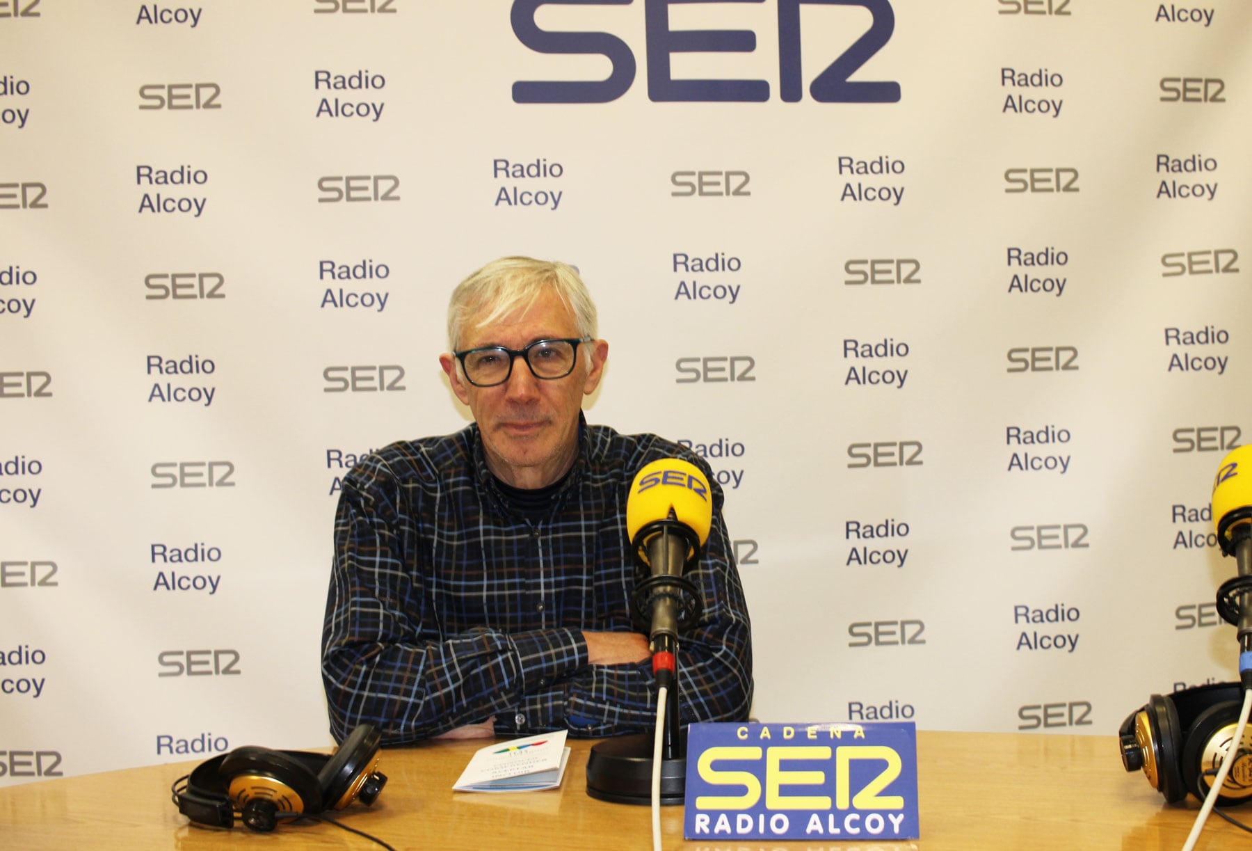 Vicente Català, presidente de la Asociación Tea Asperger Font Roja-Mariola, en el estudio central de Radio Alcoy