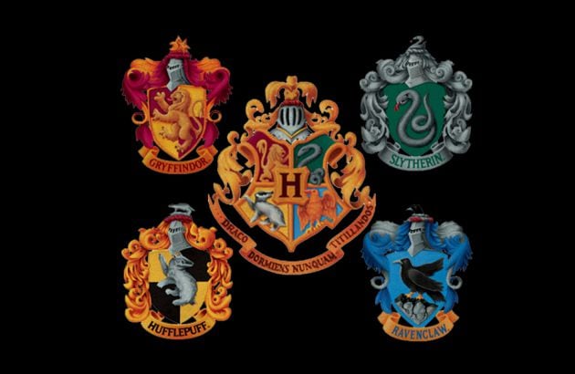 Las casas principales junto al escudo de Hogwarts.