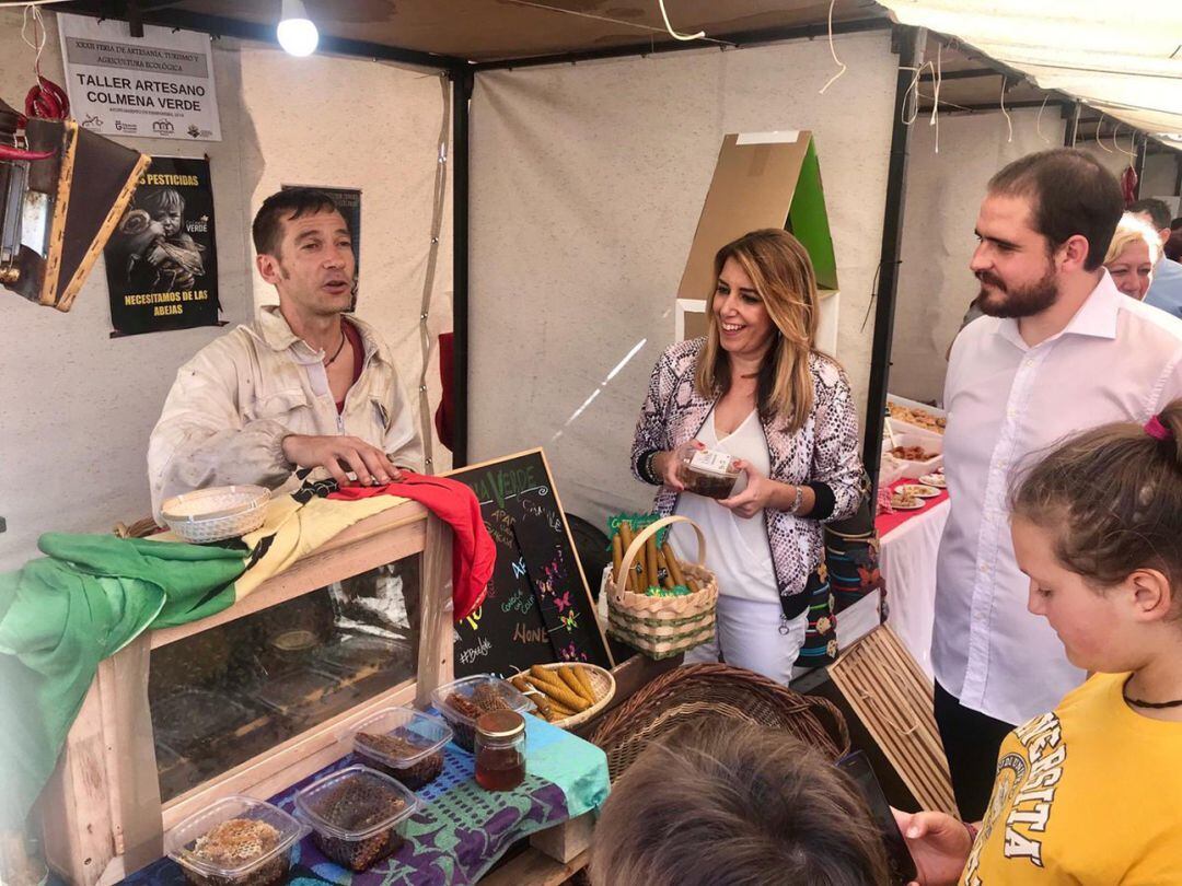 La presidenta de la Junta junto al alcalde de Pampaneira en uno de los puestos de la feria de artesanía que se celebra en esta localidad de la Alpujarra