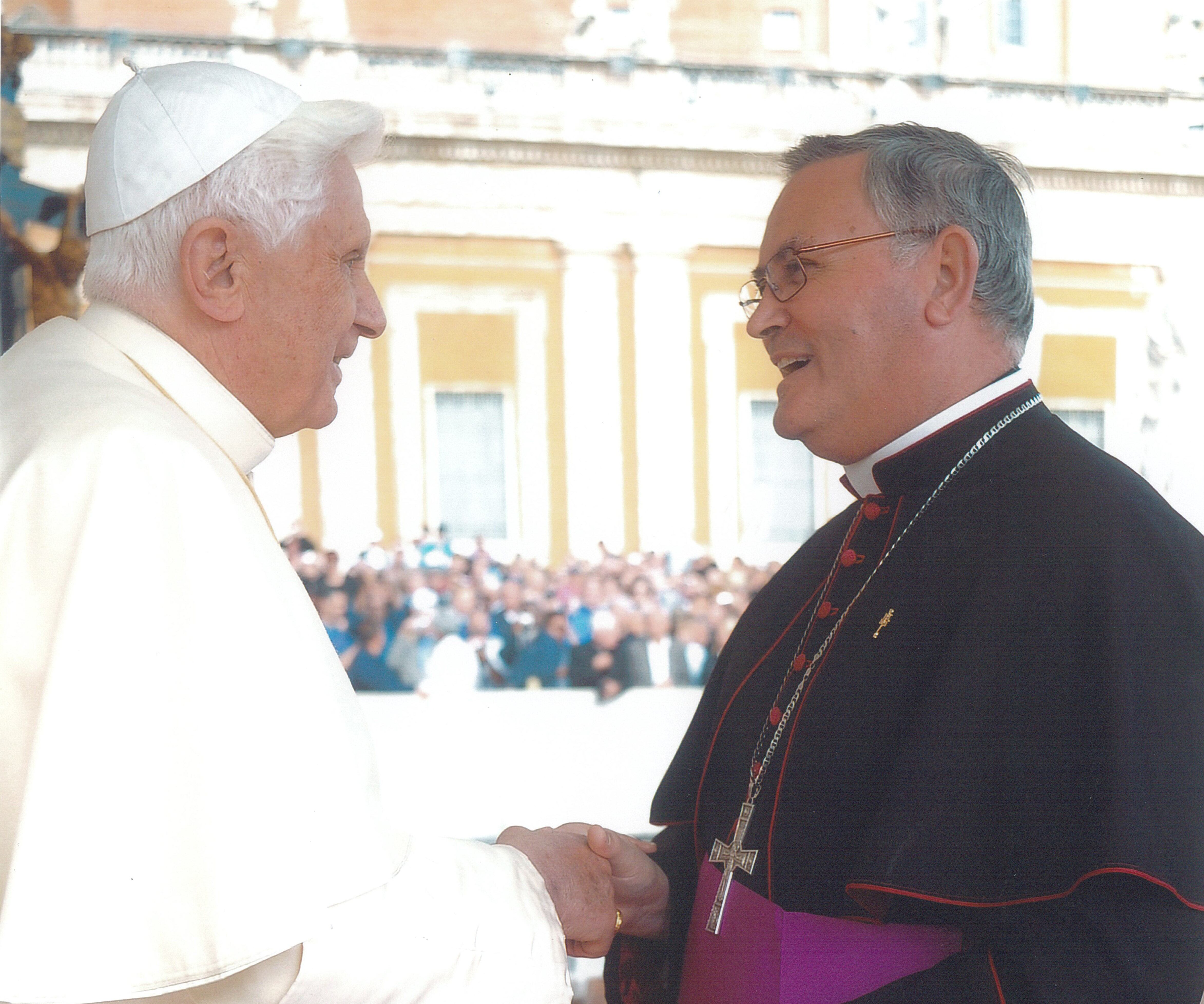 El obispo de Cartagena, Mons. José Manuel Lorca Planes con el Papa emérito Benedicto XVI