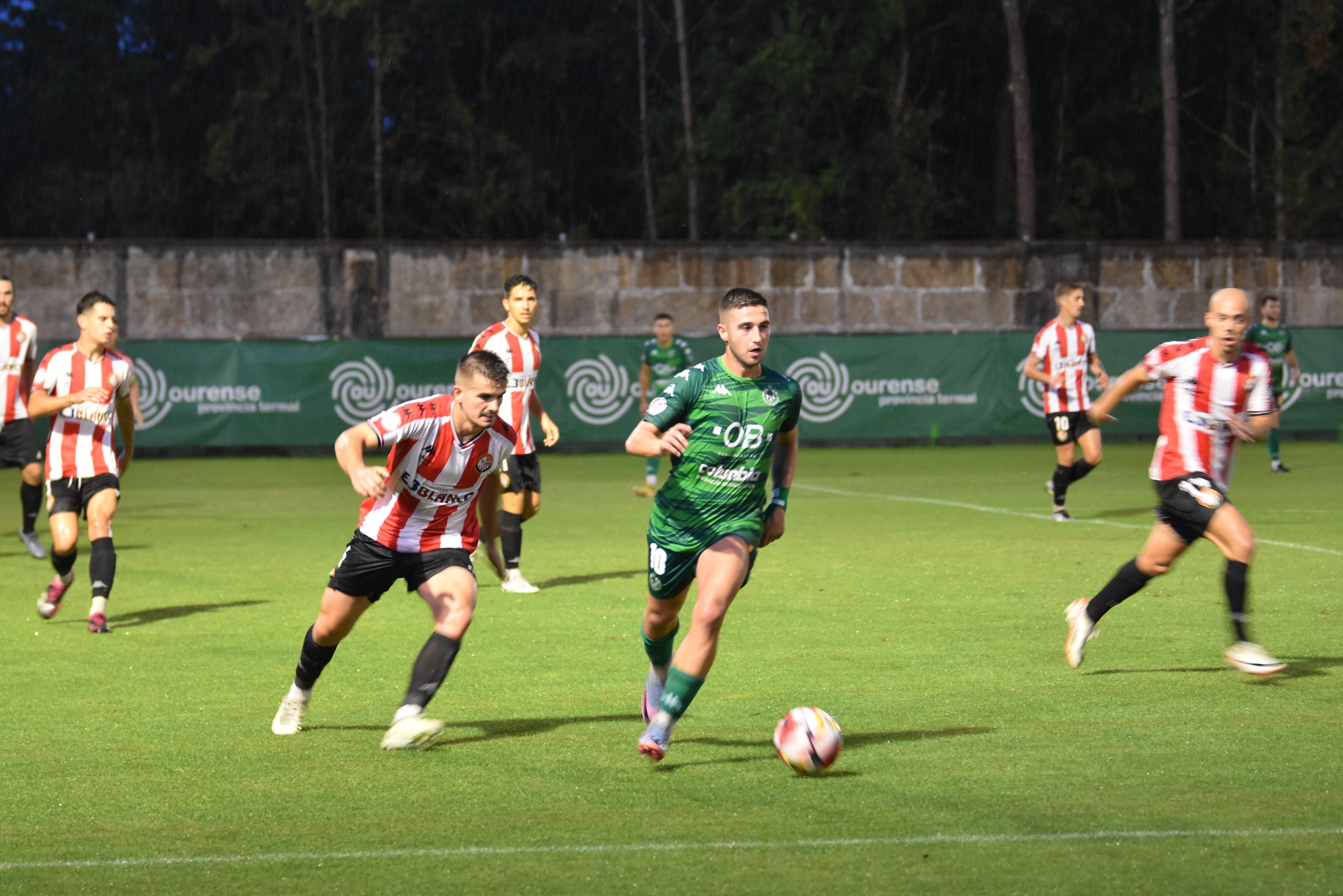 Gexan Elosegi presiona a Marquitos en una acción del partido disputado en O Espiñedo / CD Arenteiro