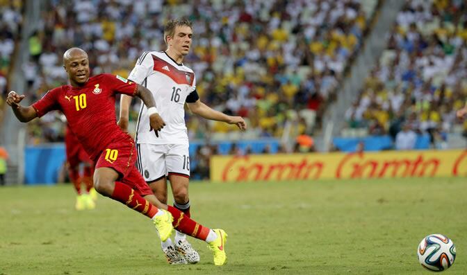 Ayew pugna con Philipp Lahm por una pelota