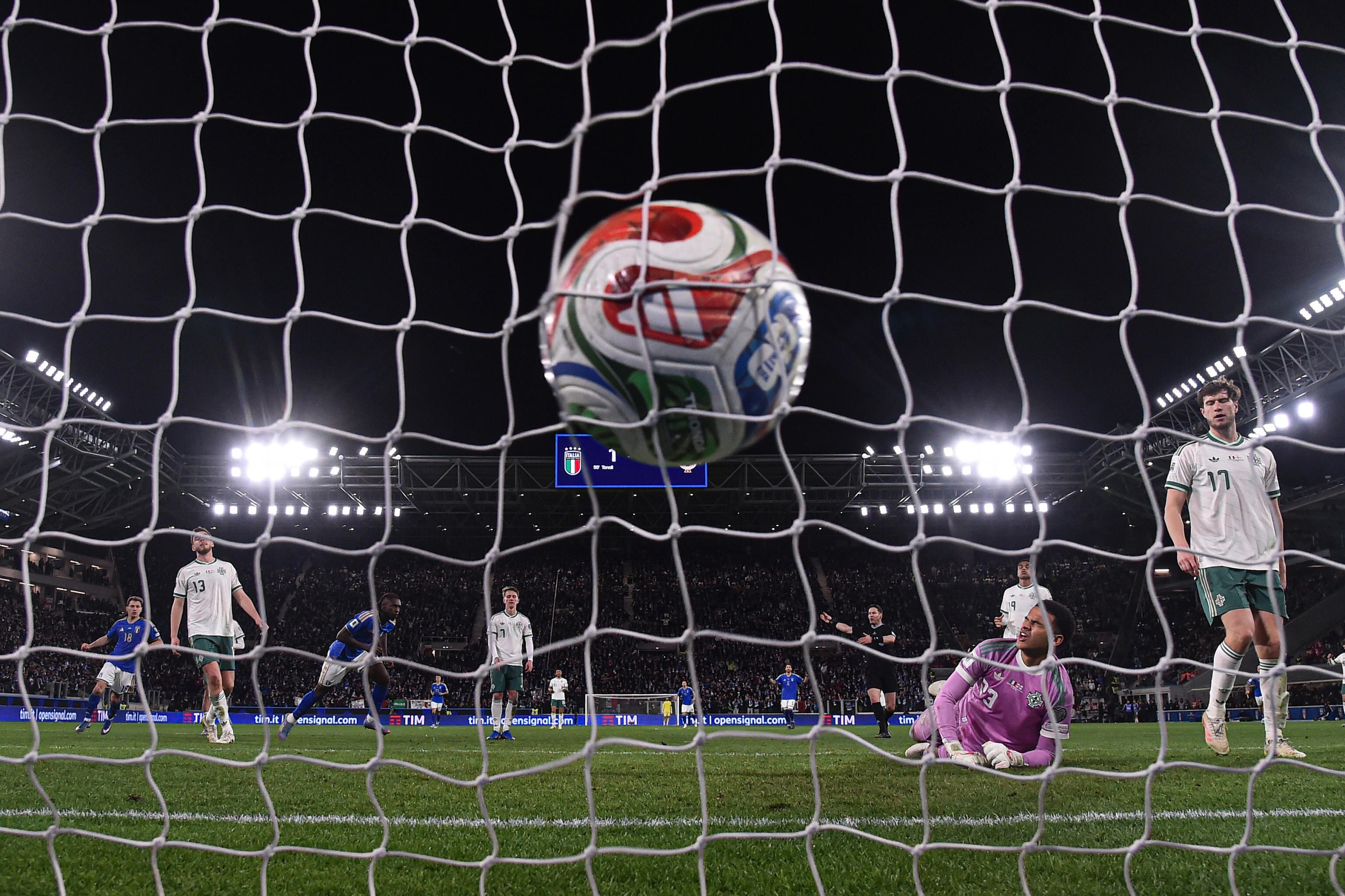 Uno de los goles de Italia ante Irlanda del Norte. EFE/EPA/MICHELE MARAVIGLIA