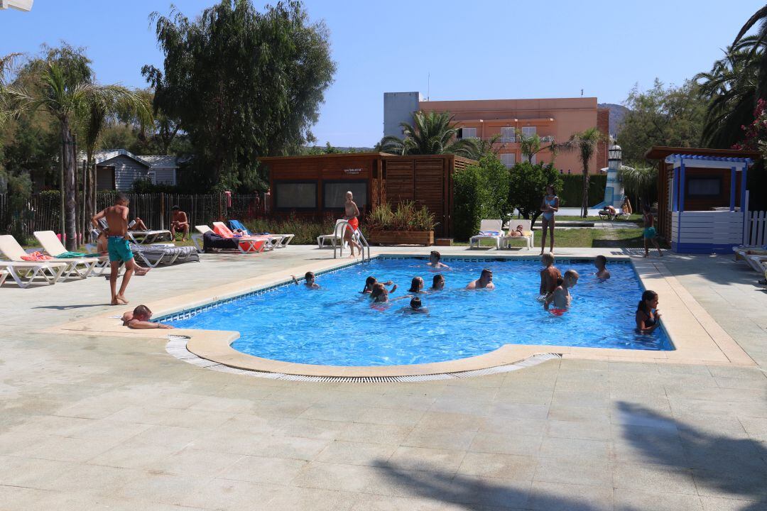 Turistes banyant-se en un càmping de Roses.