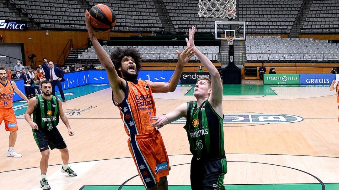 Imagen del partido entre el Joventut y Valencia Basket