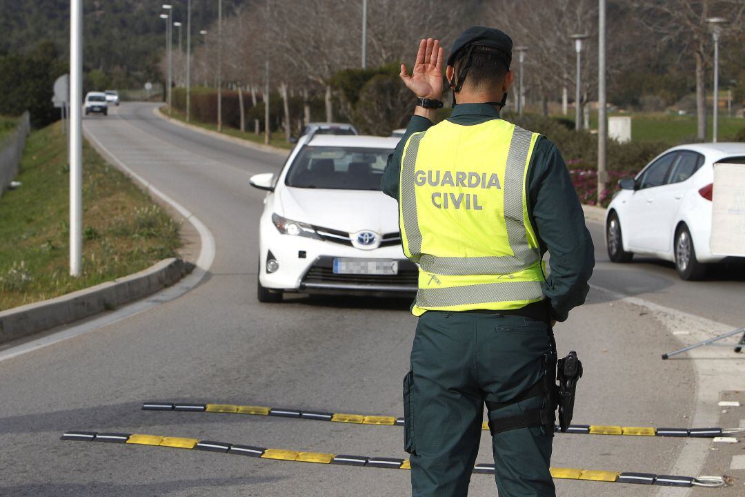 Un agente de la Guardia Civil durante un control rutinario de carretera 