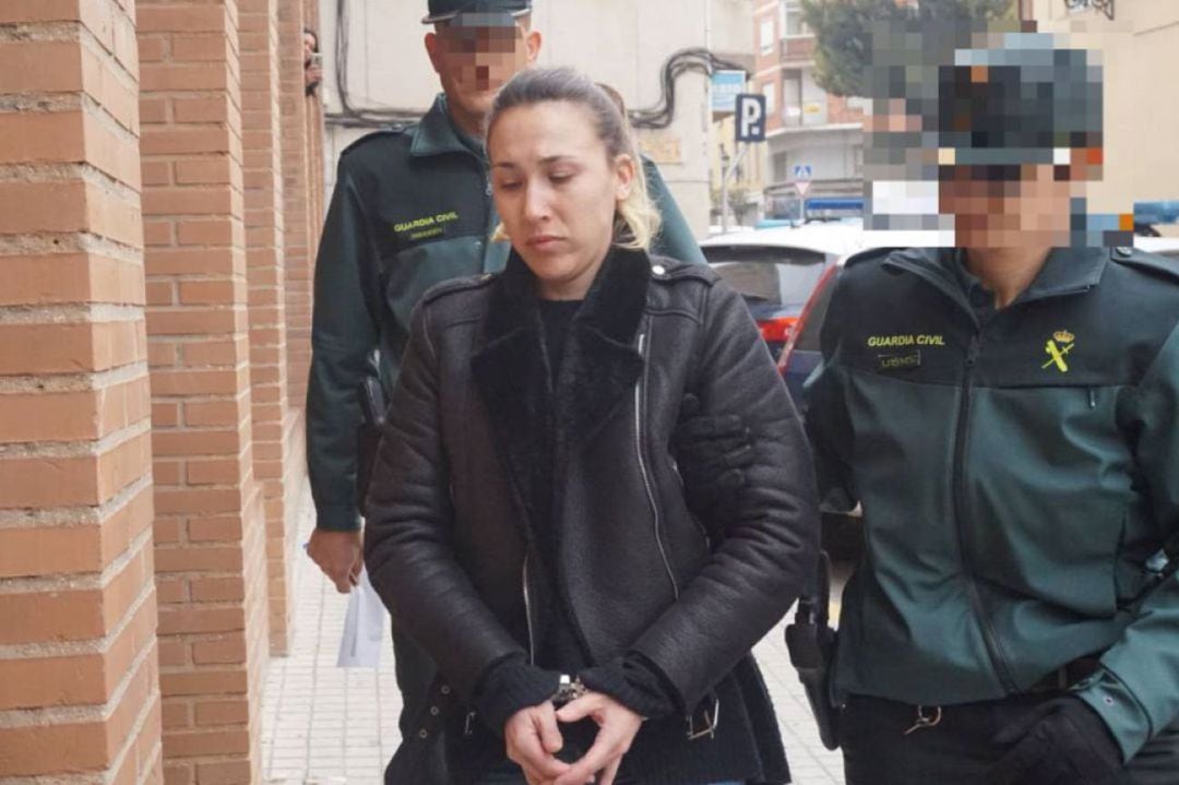 La acusada, Alejandra G.P., a las puertas del palacio de Justicia de Elda