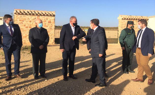 Saludo de el presidente regional con el alcalde de Munera