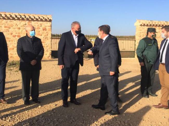 Saludo de el presidente regional con el alcalde de Munera