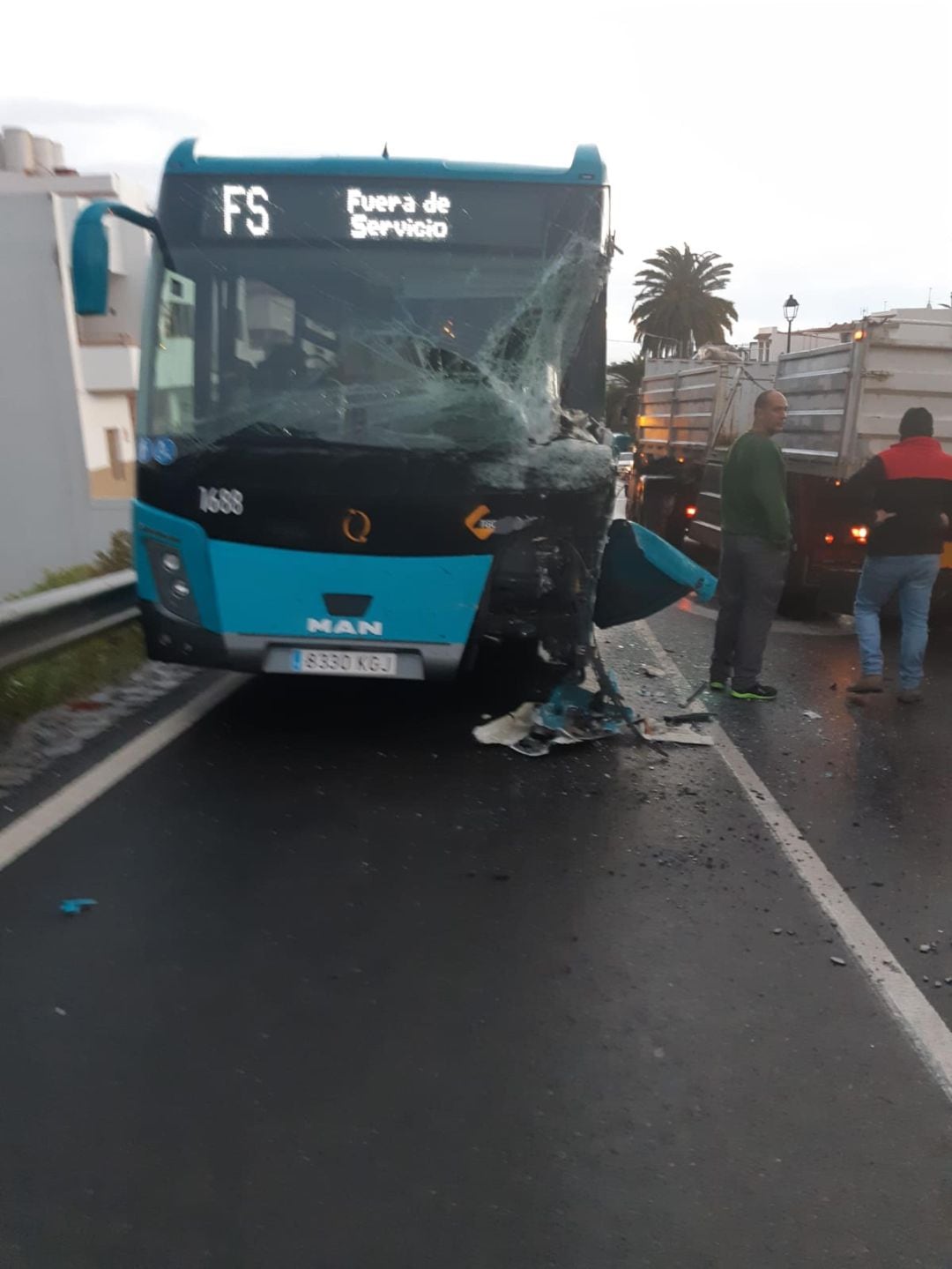 Accidente entre una guagua y un camión en Arucas. 