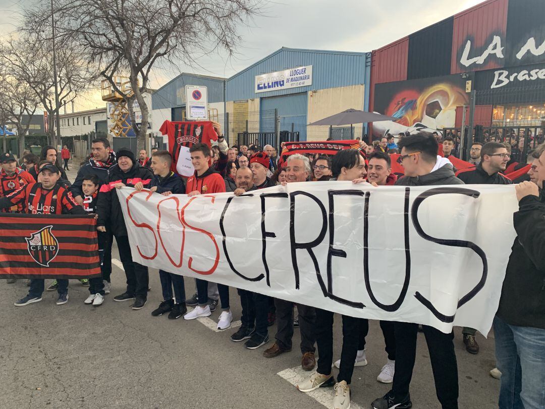 Aficionats del CF Reus Deportiu manifestant-se a les portes de l&#039;Estadi Municipal.