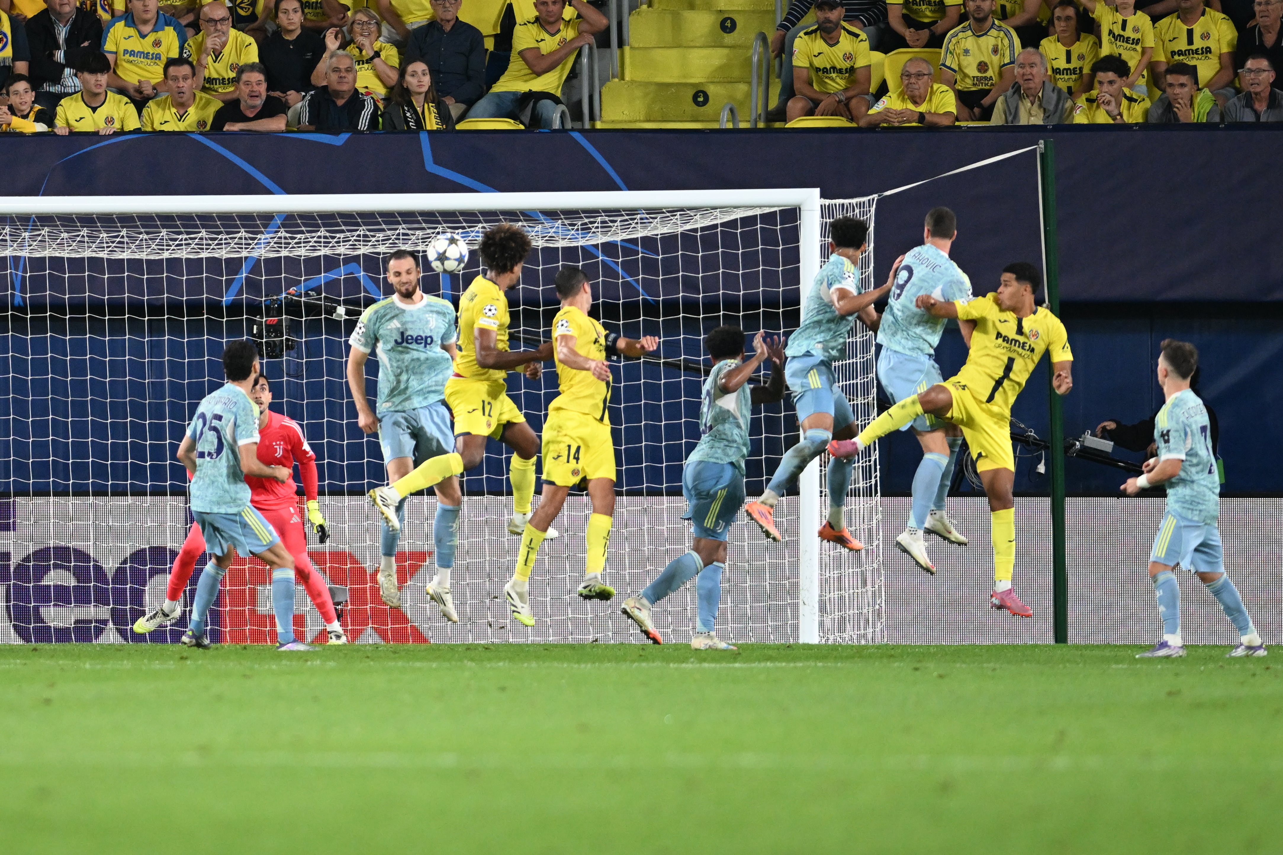 VILLARREAL, 01/10/2025.- El defensa del Villarreal Renato Veiga (4i) remata de cabeza para marcar gol durante el partido de primera ronda de Liga de Campeones que Villarreal CF y Juventus de Turín disputan este miércoles en el estadio de La Cerámica. EFE/Andreu Esteban