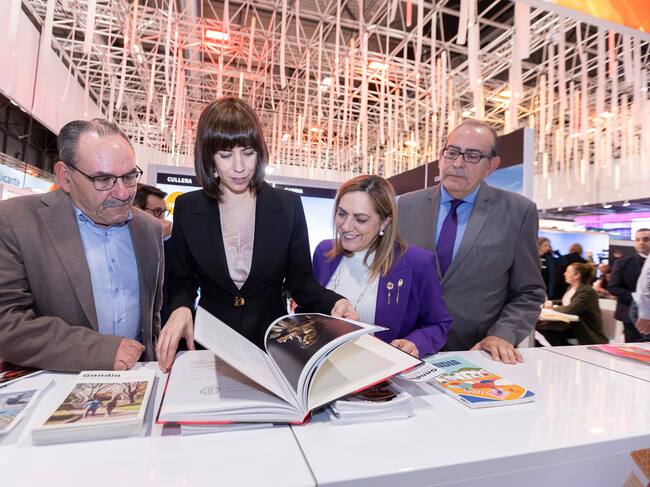 El presidente de la Junta Mayor de Hermandades de la Semana Santa, Emili Ripoll, la padrina Eva Pellicer y el concejal responsable de la Semana Santa, Miguel Ángel Picornell, junto a la ministra Diana Morant.