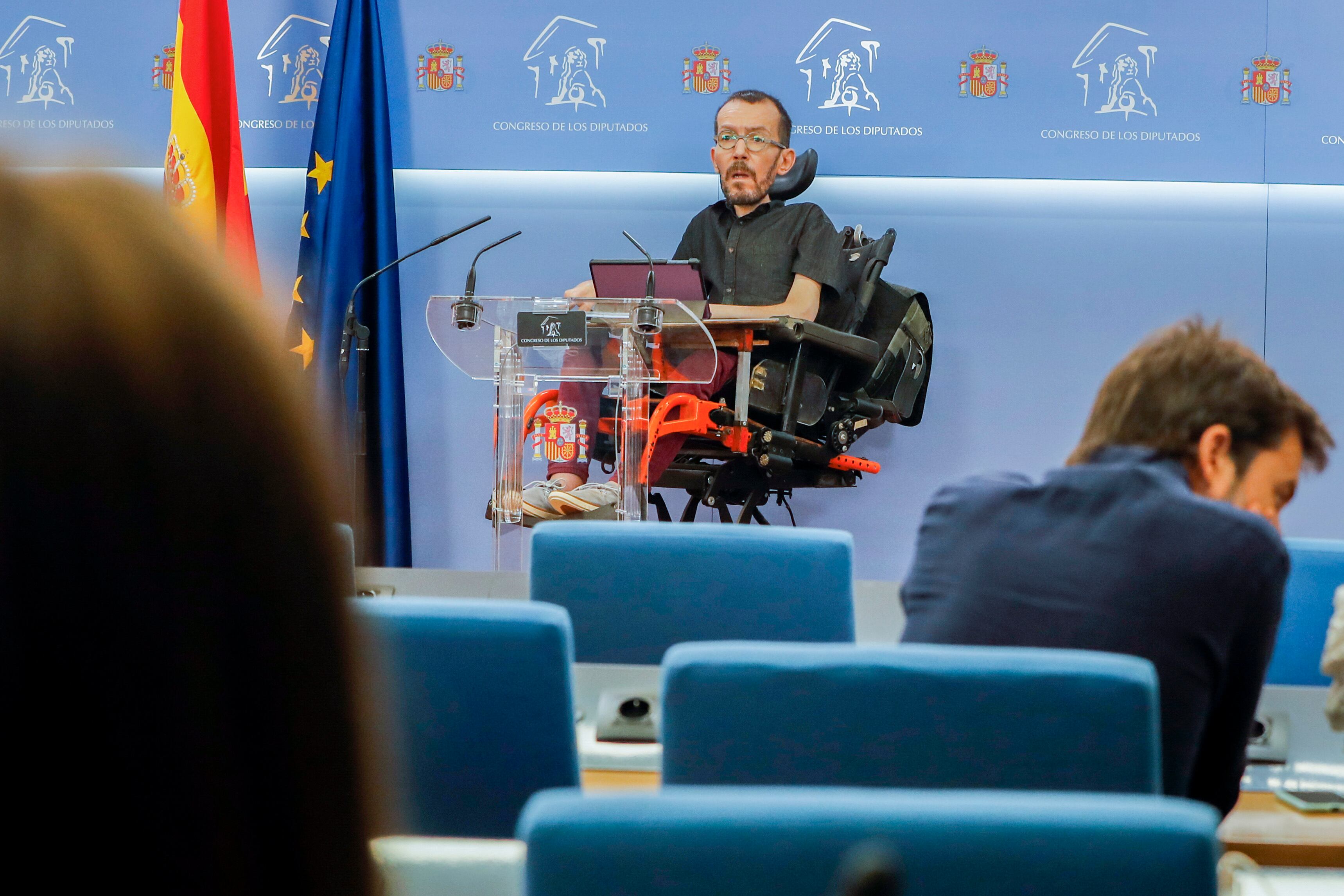 El portavoz de Unidas Podemos, Pablo Echenique, durante la rueda de prensa que ha ofrecido este martes en el Congreso.