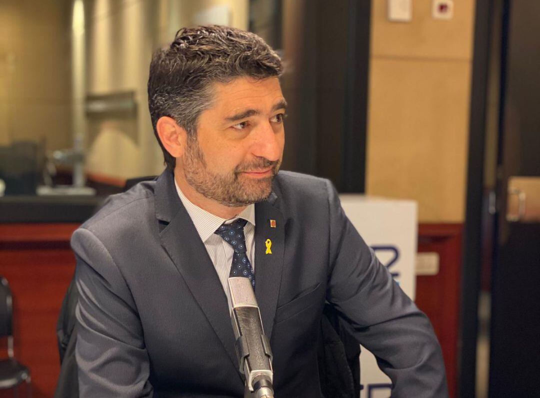 El conseller Jordi Puigneró en los estudios de Radio Barcelona