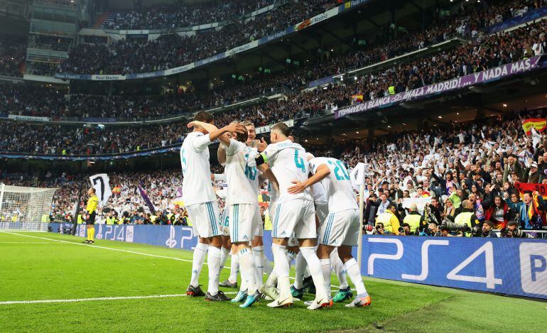 Los jugadores del Real Madrid celebran el gol de Benzema.