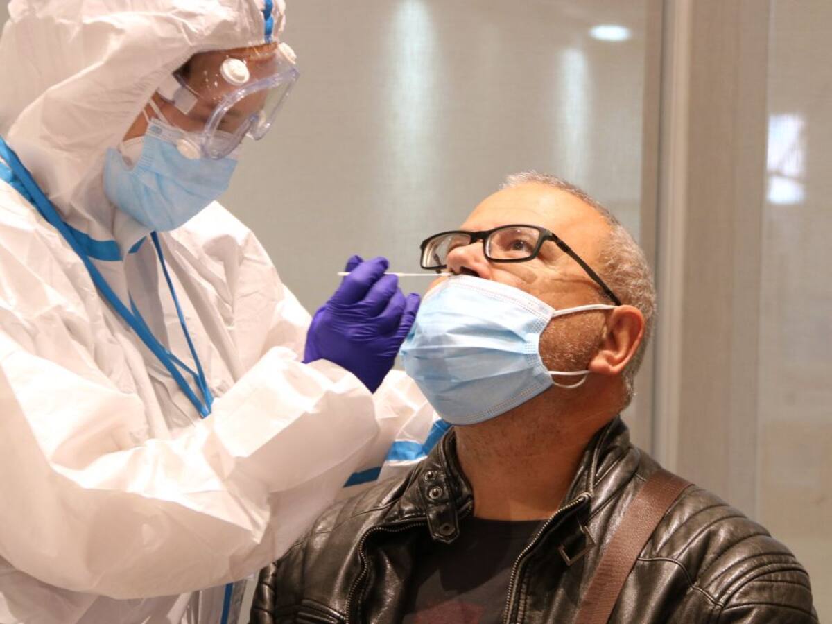 Siguen bajando los contagios en Cataluña y las UCI estabilizan sus ingresos